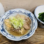 秋田屋 - 高清水、煮込み豆腐、にらのおひたし