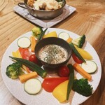 シェフの肉料理と花畑牧場チーズ Selection - 彩り野菜のバーニャカウダ