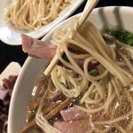 支那ソバ 小むろ - 麺と刻み叉焼を一緒に