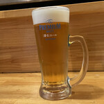 焼きもの家 慶 - 今日のバイトのこは女性だけどちゃんとした泡を作る。カウンター席で2杯目を注文して注ぐところを観察したら、微調整しながら泡を慎重に作ってる感じは見えたけど、男でなきゃ出来ない力技という感じでもなかった。