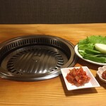 焼肉 牛楽苑 - 白菜キムチ、チャンジャ、焼き野菜、サンチュ