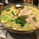 Yasai Maki Gushi Semmon Ten Hakata Uzumaki - 豚骨スープのモツ鍋
