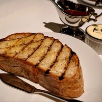 BEEF STEAK CLUB KIYO GINZA - 炭で焼いた特製ブレッド。ふんわりふかふか！！