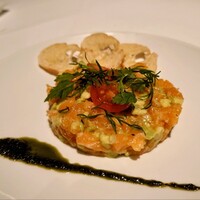 BEEF STEAK CLUB KIYO GINZA - サーモンのタルタル　アボカドとサルサヴェルデ