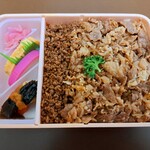 新杵屋 - 牛肉どまん中弁当(1350円)