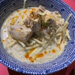 モモタイ - ココナッツクリーミーグリーンカレーラーメン