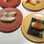 魚べい - 寒ぶり140円　白とり貝・ほっき貝120円
            とろさばたたき120円　大粒いくら海苔包み230円