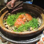 やすい - 御飯物：セイコ蟹と雲丹の炊き込み御飯：土鍋の蓋を取ると、沢山のシメジ茸と葱小口切りの上部中央に セイコ蟹と雲丹が彩りよくのっています。とても美味しいですゥ～！