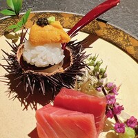 日本焼肉はせ川 別亭 銀座店 - 根室の馬糞ウニ（恐らく、浜中）にラトビアのフレッシュキャビアをトッピングしたひと口寿司。手前は大間の延縄の中トロと赤身