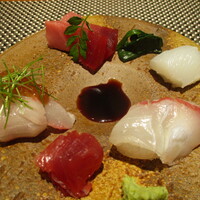 やすい - お造り：鯛、まぐろ 赤身、中トロ、シマアジ、スミイカの5種盛りです。鯛がぷりぷりで、シマアジには芽葱と おろしにポン酢、中トロには木の芽が添えられています。