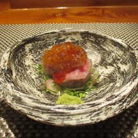 やすい - 焼物：良いさしの入った飛騨牛をおろしポン酢のジュレでいただきます。 下には茗荷、大葉、カイワレ大根が敷かれています。 ジュレに山葵がよくマッチしていますネ！