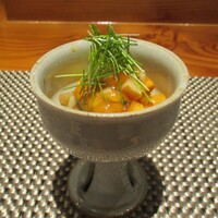 やすい - 先付け：真珠貝の貝柱と車海老に 三杯酢のジュレをかけ、雲丹で和えてあります。上には芽葱と 細かく あられ切りにしたリンゴがあしらわれていて、このシャキシャキとした食感が加わったメリハリのあるお味がイイですネ！