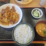 ケンちゃん - 牛ホルモン炒め定食(税込990円)