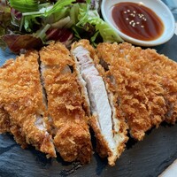 国産熟成焼肉 肉バル ドウラクコリーダ ランドマーク店 - 週替わりランチ「とんかつ」(断面見せ)