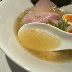 酒肴場 屯 - 今日のお出汁は、煮干しに加えて鯵干し、鰹厚削りでまろやかな旨味。キリッとした白醤油とピリッと刺激的なぶどう山椒の風味でさっぱり頂けます