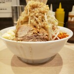 ラーメン 鷹の目 - ラーメン並 930円 野菜マシ、ニンニク、アブラ、辛揚げ