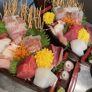 大人気！旬の鮮魚を盛ったボリューム満点の“海鮮盛り合わせ”