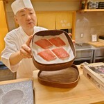 寿司 松岡 - ◯鮪 中トロ（宮城県気仙沼　熟成18日目）
      冬の鮪のタップリな脂の味わいに負けないよう
      バランスを取るのにシャリが10粒ほど多い❔
      少し温かめな握り方
      温度が20度を超えてる位で脂が溶け出す
      許可あり