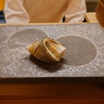 寿司 松岡 - ◯コハダ（千葉県船橋　熟成5日目）
      これは円味のある旨味だよねえ♪
      白身魚らしからぬ
      
      コハダらしい味わいもシッカリとあり
      その上でコハダの旨味が
      最大限にマシマシされてる感じで美味しい味わい