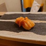 寿司 松岡 - 赤貝（隣のグルメな女性の注文品）