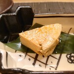 寿司 松岡 - シッカリと熟成されてる円やかさ感のある
      奈良漬で味わいが締められる美味しいねえ
      
      しょっぱさと甘さの対比も面白い
      
      これは絶対に日本酒に合うであろう味わいだよねえ♪