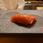 寿司 松岡 - 味付け薄めで、もともと旨味が凄い鮪だろうけれど
      旨味感が物凄くやってくる❕
      これは至福な味わいだよねえ