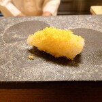 寿司 松岡 - ◯剣先烏賊とからすみ
      からすみの旨味がふんわりと広がり
      後から剣先イカの旨味
      隠し包丁が細やかに入っていて
      ホントに、とろけるような烏賊の旨味がある
      
      旨味の組み合わせと後味が凄く良い❕