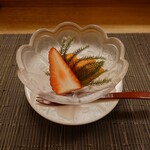 寿司 松岡 - ◯水物
      いちごと富有柿となる
      
      いつも食べてる柿とは食感が違ってる
      食感があるのに甘味シッカリで良い柿の味わい
      いちごは普通