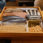 寿司 松岡 - 大将さんがネタケースを出され
      熟成された魚の数々を拝見し
      コースが開始となった