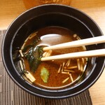 寿司 松岡 - けれど今回の赤出汁は良いねえ❕
      
      赤出汁でさえ飲んだあとの旨味が
      口の中にシッカリと残る❕