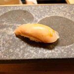 寿司 松岡 - ◯石垣鯛（鹿児島内之浦　熟成10日目）
      今が旬で熟成と相性がよい魚　2.6kg
      
      白身だけど淡白な旨味ではなくて
      熟成されてるシッカリ目な旨味がじんわりとやってくる
      鯛であってもランチとは別物な味わい