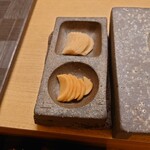 寿司 松岡 - ◯ガリ
      赤酢と米酢のガリとなり
      赤酢の方は酸味爽やかで甘味控えめな味わいで
      米酢の方はガリの辛さの中に
      穏やかな酢の効きの味わいとなり
      対照的な味わいで面白い♪