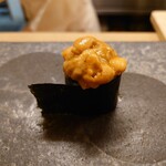 寿司 松岡 - これはご飯はチョロっとだけでほとんどウニだねえ❕
      
      無添加の雲丹の旨味、甘味がガッツリな味わいで
      濃厚なコクの余韻が長く続くよねえ♪