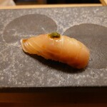 寿司 松岡 - ◯マルコバン（鹿児島内之浦　熟成14日目）
      上にはネギと生姜の薬味との説明
      モチモチしていて
      旨味がシッカリと増してるのがよく判る美味しさ
      まるこばんが食べて無くなっても
      口の中に長く旨味が残るねえ