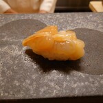 寿司 松岡 - ◯あこや貝柱（愛媛県宇和島）
      真珠を作る貝の小柱
      
      皆さんあまり使われないけれど
      食べてみると美味しいと言われる
      
      食べてる時の食感が良く
      旨味がギッシリ熟成されてる旨味が
      じんわりと舌に広がる味わい