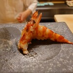 寿司 松岡 - 身の方は半生でプリッとした食感も残されてて
      海老の旨味がシッカリとしている美味しさ