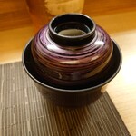 寿司 松岡 - ◯赤出汁
      前回そんなに美味しいとは思わなかったので、大将さんに
      「この赤出汁はランチと同じですか❔」と尋ねてみた
      すると「赤出汁はランチと一緒です」と話された