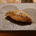 寿司 松岡 - ◯メヒカリ（愛知県三河）
      炙られてるので旨味が増して
      余韻の残る脂感がとろける美味しさ♪
      
      ほんのりな醤油とあっててこれは美味しいぞっ❕
      これもまるこばん同様、珍しい魚だよねえ❕