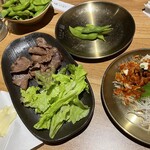 奥羽本荘 - 上が「旬のうまいもん前菜」左が「厚切り牛タン炭火焼き」食べかけですが明らかに一人前