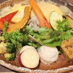 Vegetable Kitchen Uuma - 牡蠣とキノコのホワイトソースとトマトライスのオムライスベジ盛りプレート