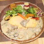Vegetable Kitchen Uuma - 牡蠣とキノコのホワイトソースとトマトライスのオムライスベジ盛りプレート