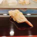 小判寿司 - ホッキ貝
      軽く片面を炙り、貝らしい甘味と香気を引き出す
      サクサクとした歯切れからじんわりと甘味がシャリと馴染む