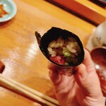 小判寿司 - トロ手巻き
      
      ふわふわとろとろのマグロと、歯切れの良く香りが強い海苔との相性が良い