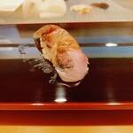 小判寿司 - アジ
      青魚特有の香りと脂と身の旨み