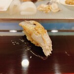 小判寿司 - イワシ
      崩れやすいですと
      酢締めしたイワシ
      
      身の崩れやすさを握り加減を強くして誤魔化してしまう物が一部あった
      シャリが硬めに握られてしまっている
      