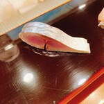 小判寿司 - 軽く酢締めしたしめ鯖
      酢のまろやかな酸味に中心部から鯖の青魚特有の脂のりと旨みを感じる