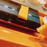 小判寿司 - 薄焼きの玉子
      エビのすり身が混ぜており、薄焼きなのにふわふわで甘味とエビの旨みがあり美味しい