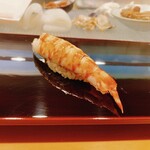 小判寿司 - 車海老
      
      ホクホクとした筋肉質な身からエビの旨みと共に酸味
      おそらく酢締めしてある
      
      美味いエビは何もしなくても美味いが、江戸前の一手が余計な一手になった感が拭えない
