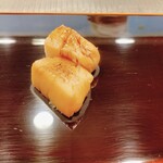 小判寿司 - 煮からめてホクホク甘いホタテ
      繊維が解けながらジュワジュワと旨味と甘味が