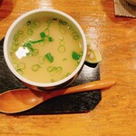小判寿司 - 茶碗蒸し
      鯛(骨などのアラ)の出汁
      玉子のシンプルな味が、鯛の魚らしい香りなのに澄んだ旨みを受け止めて、日本人のDNAに刻まれる落ち着きがありつつめでたい味